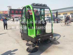 宏瑞达驾驶式扫地车（2150双风机）—固安县固弘建材城案例