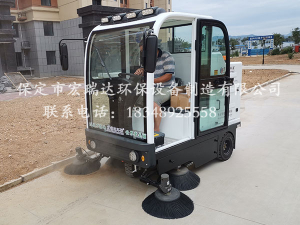 河北宏瑞达电动扫地车2000S在邯郸物业小区上岗