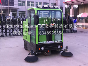 河北宏瑞达工业清扫车2000S在江苏徐州工程机械厂上岗