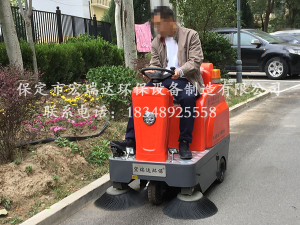 河北宏瑞达电动环卫扫地车在北京汤山庭院小区上岗