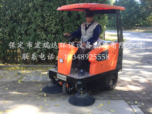 河北宏瑞达物业清扫车1450在郑州人民公园上岗