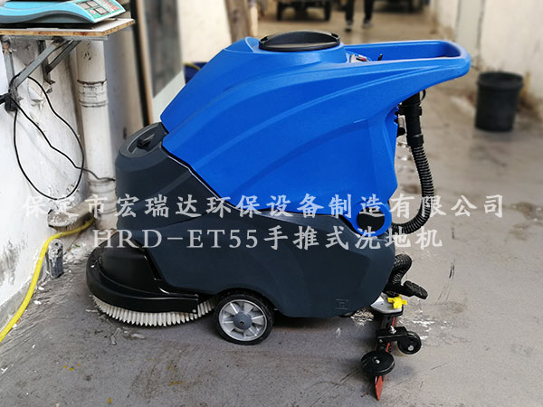 青海玉树菜市场使用保定宏瑞达自动洗地机进行地面清洁工作