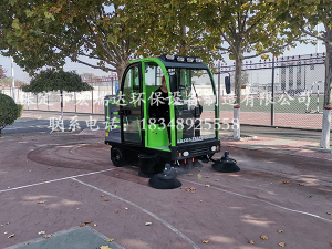 宏瑞达电动清扫车在山东淄博第一中学上岗
