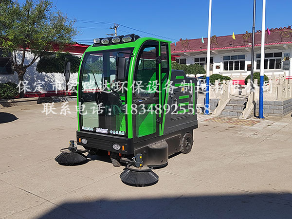 廊坊张家堡村委会使用保定宏瑞达驾驶式清扫车进行街道清洁